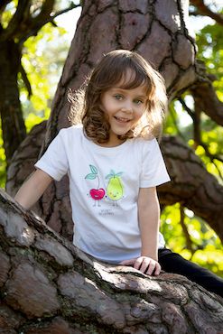 Bild eines Kindes auf einem Baum