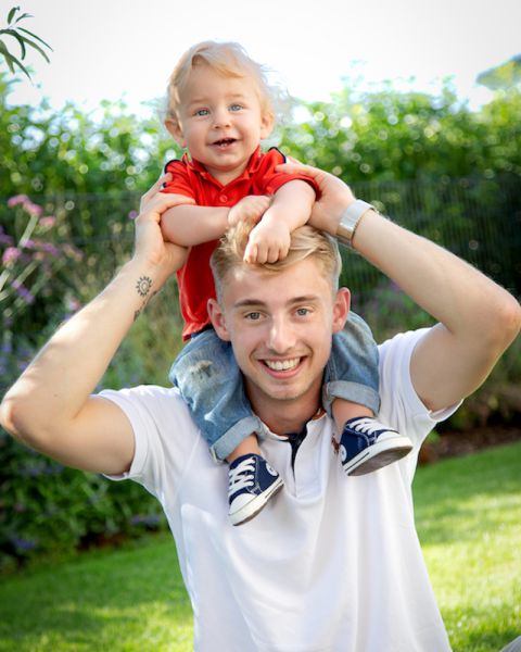 Vater mit Kleinkind auf seinen Schultern