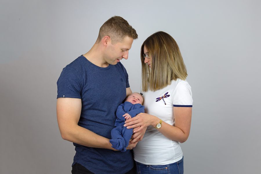 Junges Paar, das gemeinsam ihr Baby hält