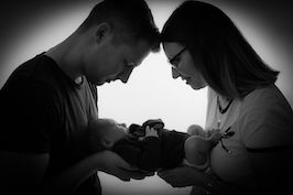 Eltern, die gemeinsam ihr Baby halten