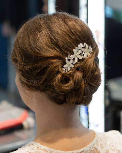 Detailaufnahme der Frisur einer Braut von hinten